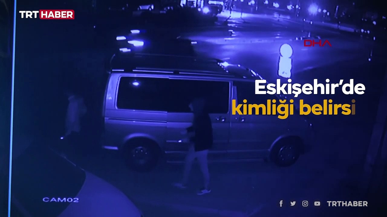 Adres sorma bahanesiyle telefonunu çaldı: O anlar kamerada