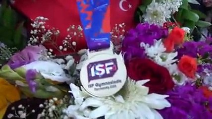 Dünya şampiyonu Nevin, Van'da çiçeklerle karşılandı