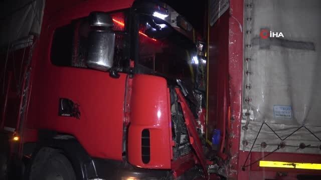 Kayganlaşan yolda makas atarak refüje çıkan tıra kamyon çarptı