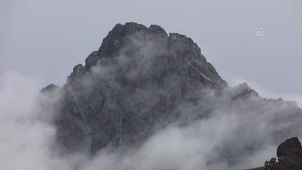 Tekelti Dağı, sis bulutları arasında kayboldu