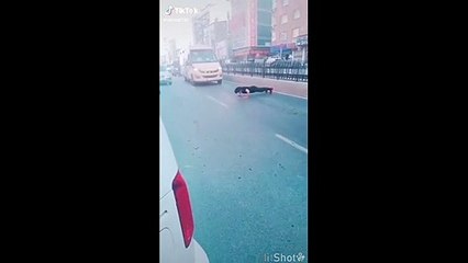 Yabancı uyruklu genç, akan trafiği kesip şınav çekti