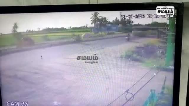 முந்தி செல்ல முயன்ற கல்லூரி பேருந்து; தூக்கி வீசப்பட்ட சிறுவன்; பதற வைக்கும் சிசிடிவி வீடியோ!