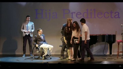 Madrid homenajea a Almudena Grandes y su familia recoge el título de Hija Predilecta