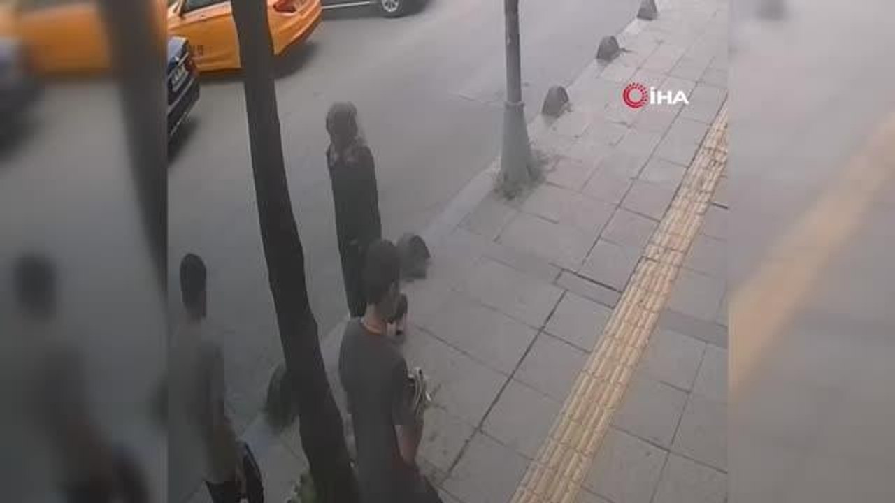 Yolda yürüyen kadını iterek böyle düşürdü, hiçbir şey yokmuş gibi yoluna devam etti