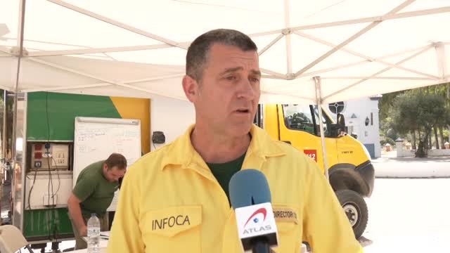 Bomberos y medios aéreos pelean por controlar el incendio en Sierra Bermeja