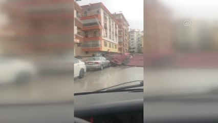 Fırtına nedeniyle binanın çatısı uçtu