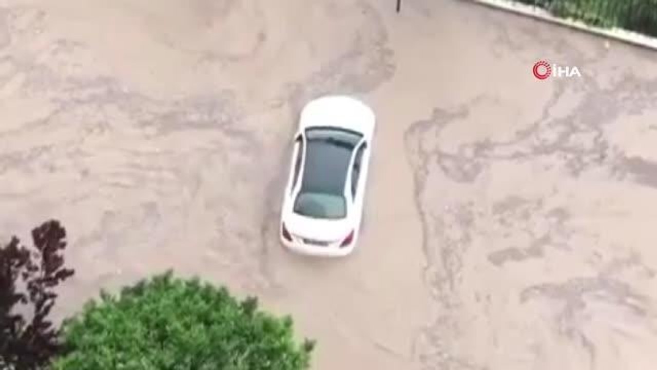 Ankara sele teslim oldu, araçlar suya gömüldü