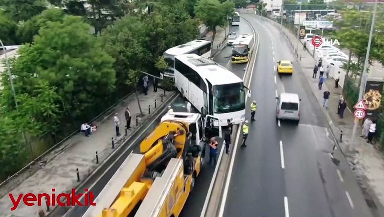 Üsküdar'da facianın eşiğinden dönüldü! İETT otobüsü ile iki tur otobüsü çarpıştı