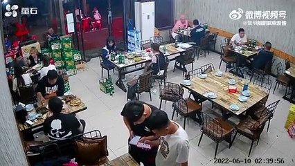 5 men in Tangshan 唐山, Hebei province, brutally assaulted a woman in a restaurant after she