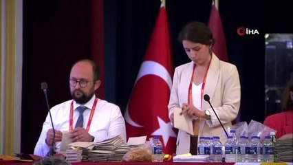 Скачать видео: Galatasaray'da başkanlık seçiminde açılan ilk 6 sandık sonucu: Dursun Özbek: 516 - Eşref Hamamcıoğlu: 636