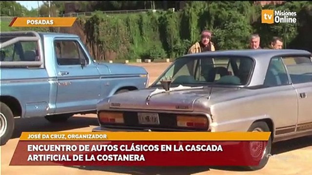 Encuentro de autos clásicos en la cascada artificial de la costanera de Posadas