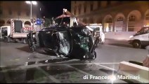 Firenze, incidente di notte, auto si ribalta in piazza della Libertà