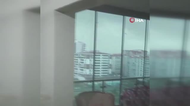 Fırtınaya dayanamayan çatı böyle uçtu