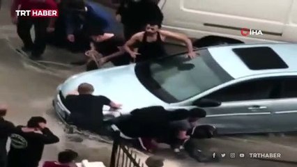 Motosiklet sürücüsü çöken yolda aracın tekerine sıkıştı