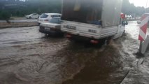 Yoğun yağış sonrası araçlar yolda mahsur kaldı