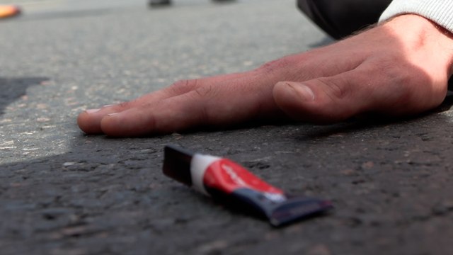 Des militants écolos se collent la main au bitume avec de la glu, des automobilistes tentent de les déloger