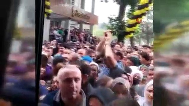 Mağaza indiriminde izdiham yaşandı, devreye çevik kuvvet ekipleri girdi