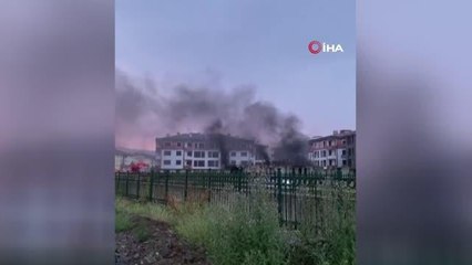 İnşaat halindeki binaya yıldırım düştü