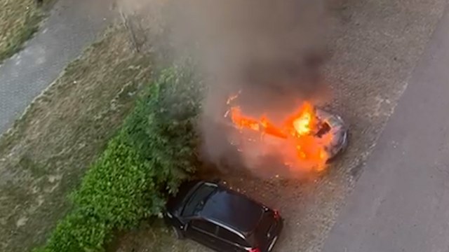 Milano, via Bolla: la follia continua, brucia un'auto