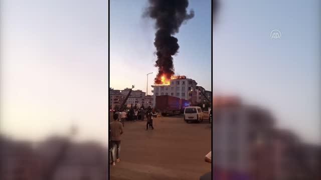 GAZİANTEP - Bir apartmanın çatısında çıkan yangında 3 kişi dumandan etkilendi