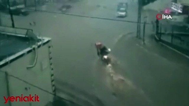 Başkent'ten endişelendiren görüntüler! Kuryenin sele kapıldığı anlar kamerada!