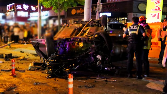 청주에서 SUV 차량·경찰차 충돌...2명 사망·3명 부상 / YTN