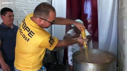 RAFAEL DA GALINHA ENTREGA 200 LITROS DE CANJA NO FRANCISCO CORDEIRO EM ITAMBÉ