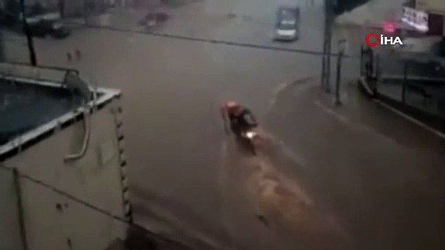 Ankara'da kuryenin sele kapılma anı kamerada