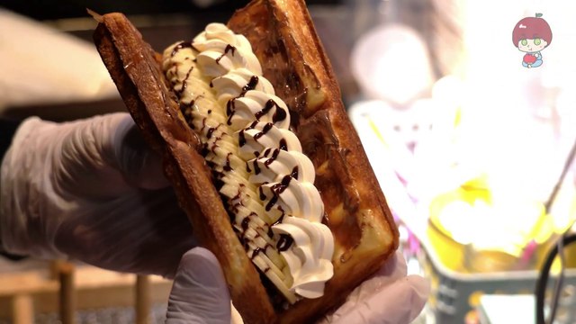 Crowaffle (Nutella Banana whipped cream) / Korean Street Food /HongDae, Seoul Korea