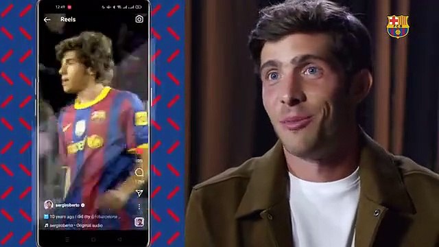 Sergi Roberto comenta algunas de sus publicaciones en redes sociales / FCB