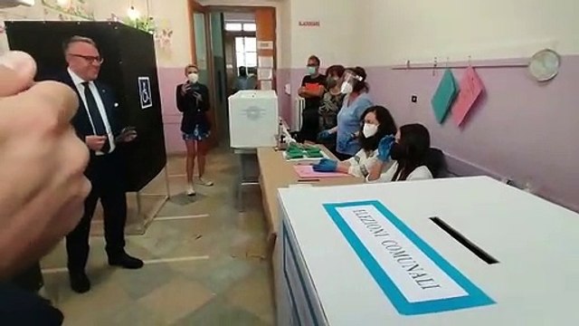 L'avvocato Talerico al seggio per votare