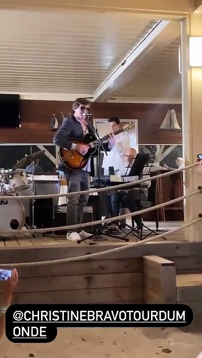 Thomas Dutronc a mis de l'ambiance lors du mariage de Christine Bravo en Corse le 11 juin 2022.