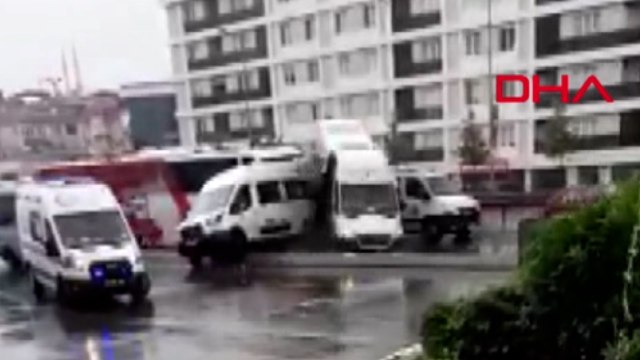 Büyükçekmece’de zincirleme kaza anı kamerada