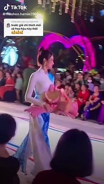 Đang catwalk thì có bác lớn tuổi xin bó hoa: Đỗ Thị Hà tặng luôn, còn trao nụ cười tươi rói gây nức lòng