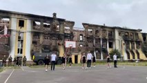 Estudiantes ucranianos regresan a su escuela destruida por la guerra en Járkov