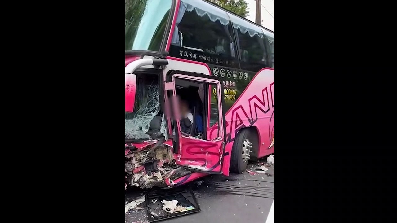 跑車山路殺彎對撞遊覽車6傷 車頭全爛4人受困慘況照曝光