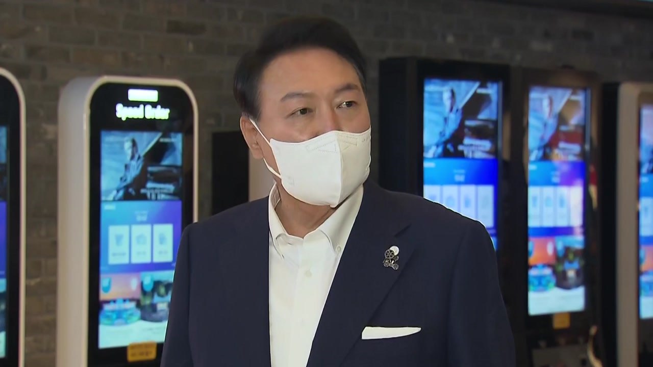 尹 대통령 부부, 영화 '브로커' 관람..."생명의 소중함" / YTN