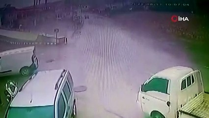 Yağmur nedeniyle kayan tır karşı yönden gelen minibüse çarptı...