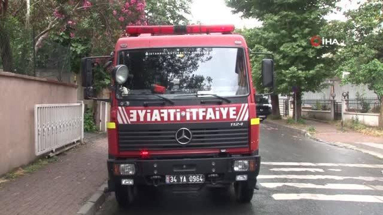 Sağanak yağış ve rüzgara dayanamayan 15 metre boyundaki ağaç otomobilin üzerine devrildi