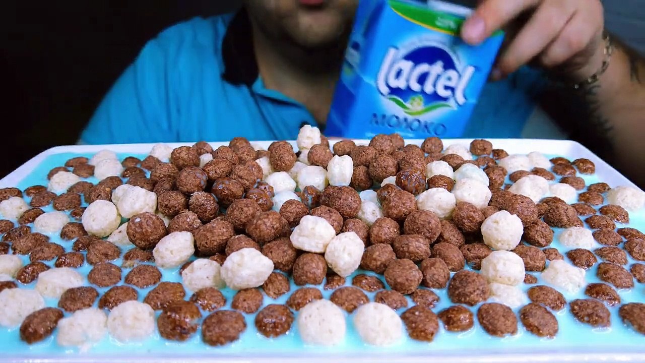 ASMR EXTREME CRUNCHY EATING SOUNDS (BLACK AND WHITE BALLS) NO TALKING MUKBANG