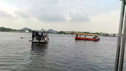 नाव की सवारी के बीच झील में कूदा पर्यटक,रेस्क्यू ऑपरेशन शुरू
