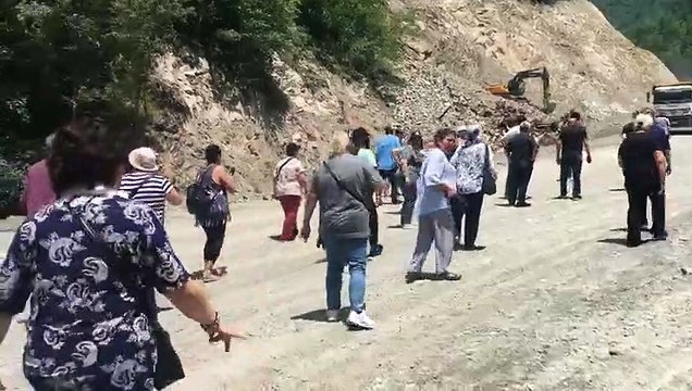 İkizdere'de taş ocağına karşı direnen halk, iş makinelerinin önünü keserek oturma eylemine başladı