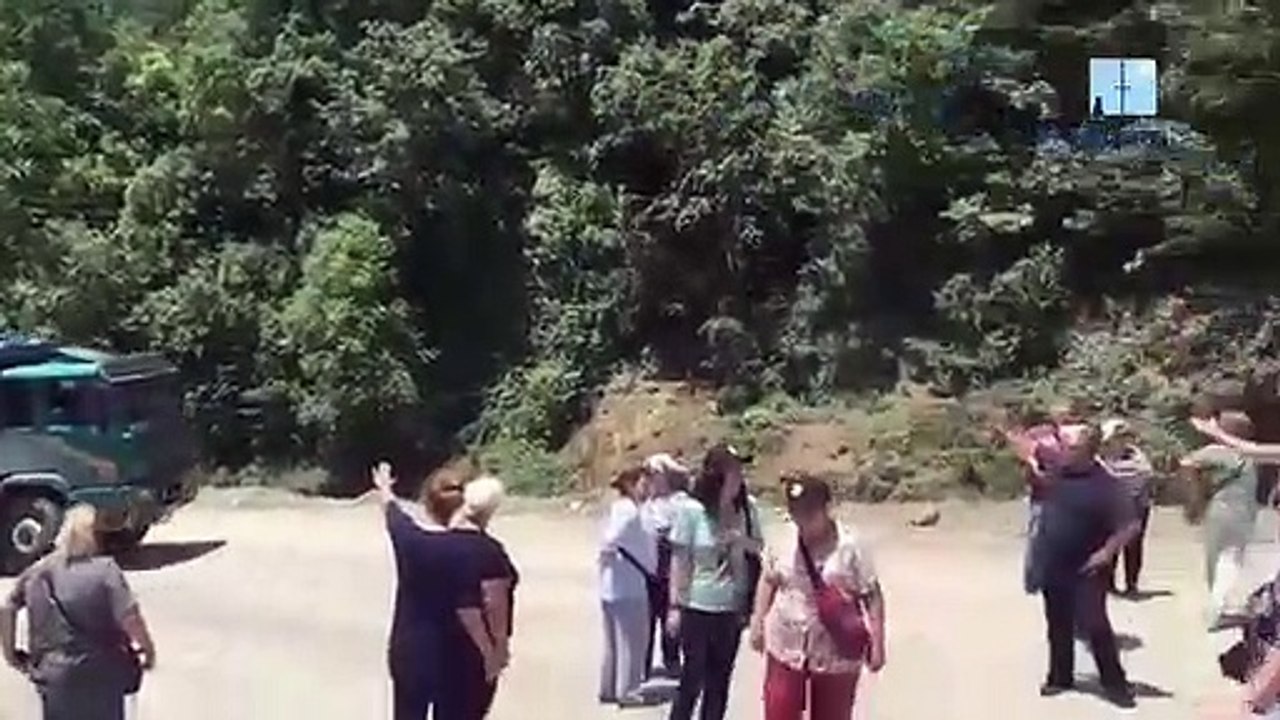 İkizdere'de Taş Ocağına Direnen Halk, İş Makinelerinin Önünü Kesti