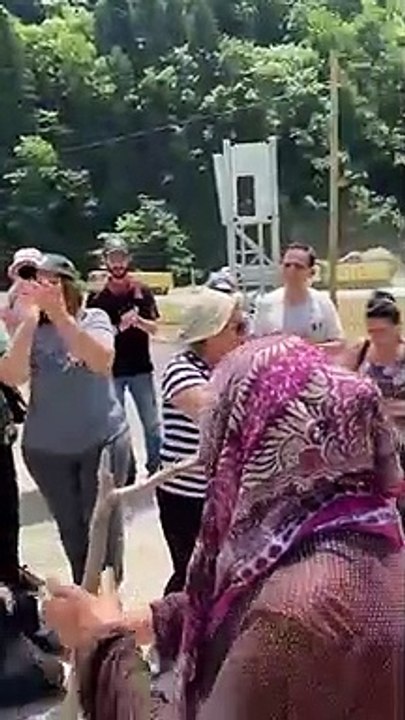 Taş ocağına karşı direnen İkizdereli kadın isyan etti: Bu nedir, bu kadar olmaz, öldürdünüz, biraz akıllı olun
