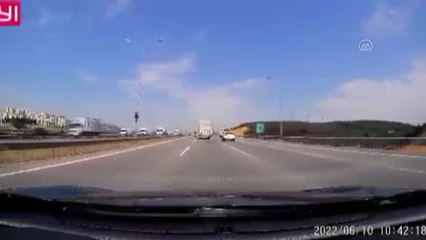 TEM Otoyolu'ndaki kaza anı araç kamerasında