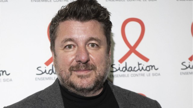 VOICI : Bruno Guillon méconnaissable : sa photo souvenir fait réagir les internautes