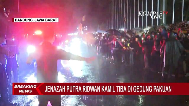 Jenazah Eril Tiba di Gedung Pakuan Bandung, Rombongan Warga Penuhi Halaman Meski Hujan Turun
