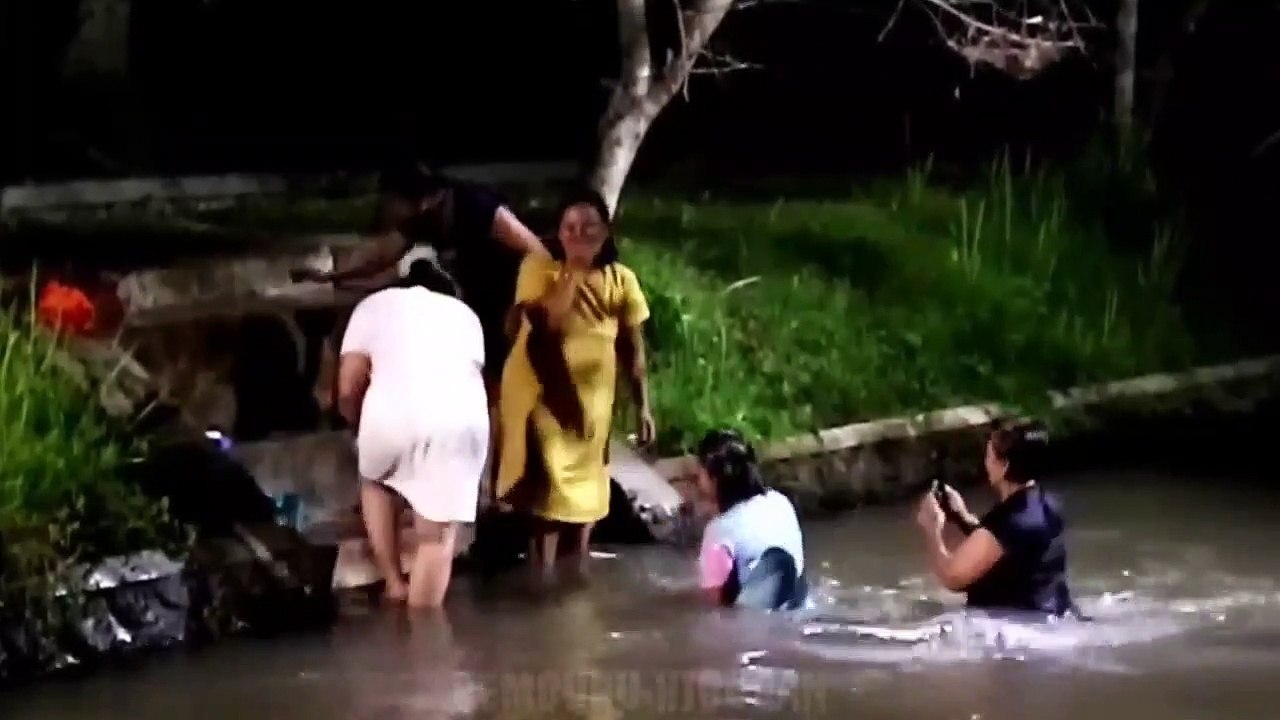 kuntilanak prank disturbs bathing people