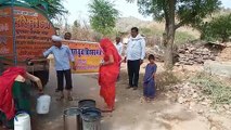 भीषण गर्मी में समाजसेवी रहे जल सेवा, टैंकरों से घर घर पहुंचा रहे पेयजल