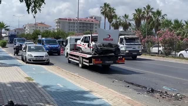 Halk otobüsüne arkadan çarpan otomobilin sürücüsü öldü